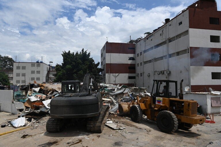 Venezuela offers a peek at prison run by gang